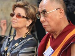 Dalajlama s chotí FW de Klerka naslouchá jeho přednášce