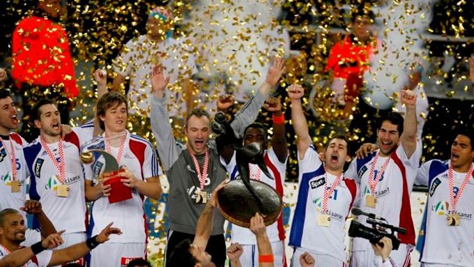 Házenkáři Francie oslavují v Chorvatsku titul mistrů světa.