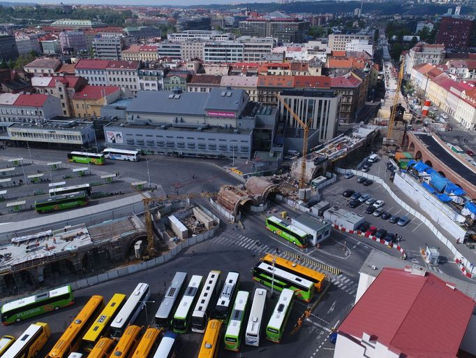 Rekonstrukce Negrelliho viaduktu na snímku z roku 2019