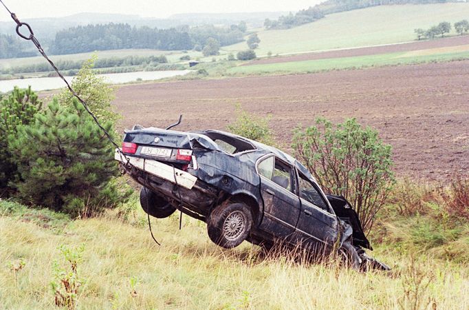 Tragická nehoda Alexandra Dubčeka 7. 11 v roce 1992. Pohled na jeho zdemolovanou limuzínu. Fotografie ze života Alexandra Dubčeka