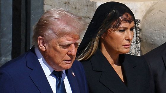 Trump v modrém. Jak se stát středem papežova pohřbu bez jediného slova