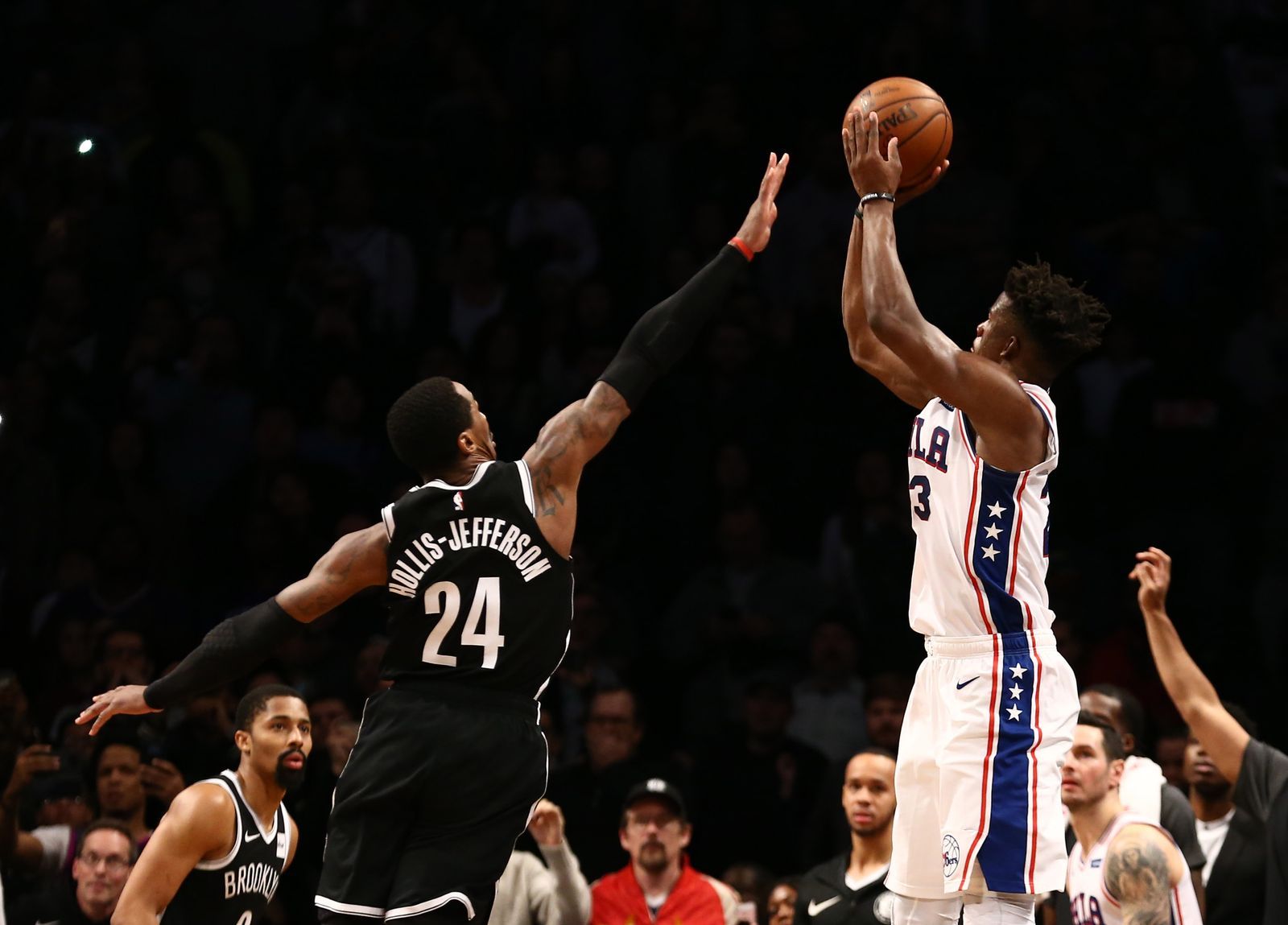 basketbal, NBA 2018/2019, Brooklyn - Philadelphia, Jimmy Butler střílí na koš Brooklynu