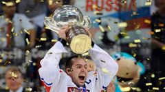 Finále MS 2010 v hokeji, Česko - Rusko: Tomáš Rolinek s pohárem mistrů světa