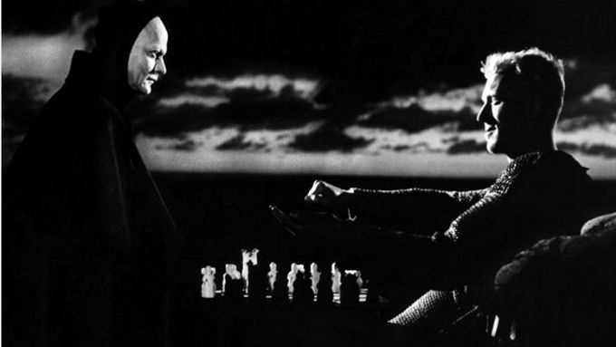 Ve slavné scéně z Bergmanovy Sedmé pečetě hraje Max von Sydow šachy se smrtí