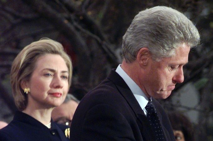 Hillary Clintonová a Bill Clinton na snímku z 19. prosince 1998.