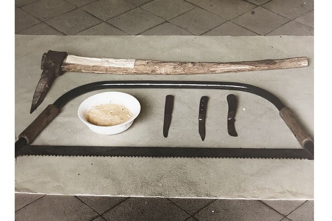 Nástroje kanibala Karla Denkeho ze Ziębic - sekera, pila, nože a miska, kterými vraždil své oběti, Dolní Slezsko, Cca 20. léta. Kolorováno