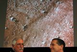 Vědci z NASA prezentují první barevné fotografie z Marsu.