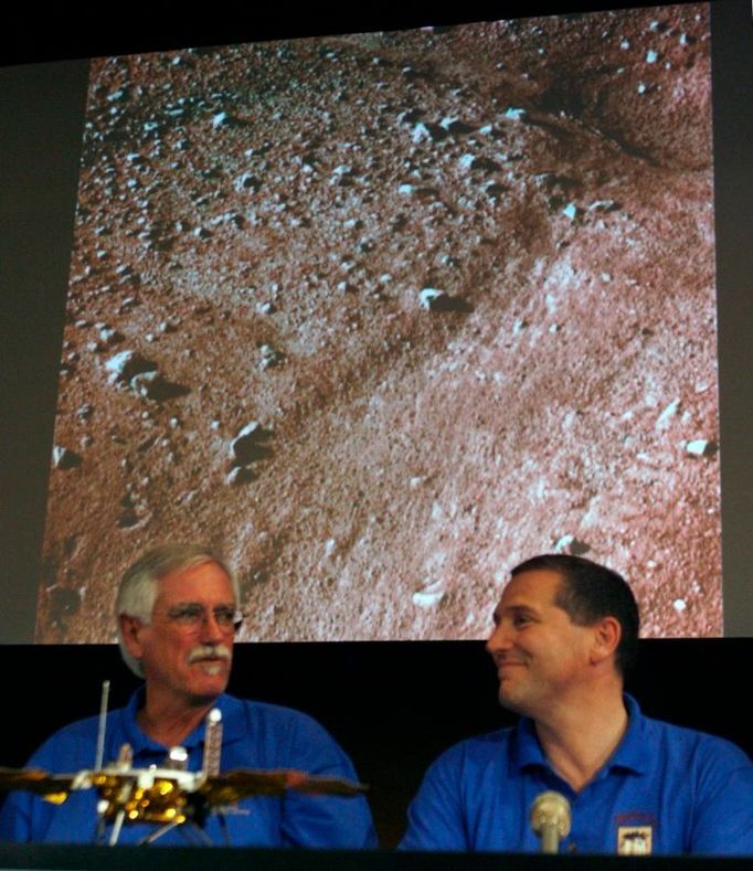 Vědci z NASA prezentují první barevné fotografie z Marsu.