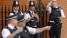 A police officer reacts to the heat of the day before a speech by Wikileaks founder Julian Assange at the Ecuador's embassy, where he is taking refuge in London August 19, 2012. REUTERS/Chris Helgren (BRITAIN - Tags: POLITICS CRIME LAW MEDIA) Published: Srp. 19, 2012, 5:26 odp.