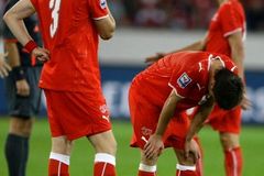 Trapas Švýcarů: Styďte se, volají na hráče i Hitzfelda