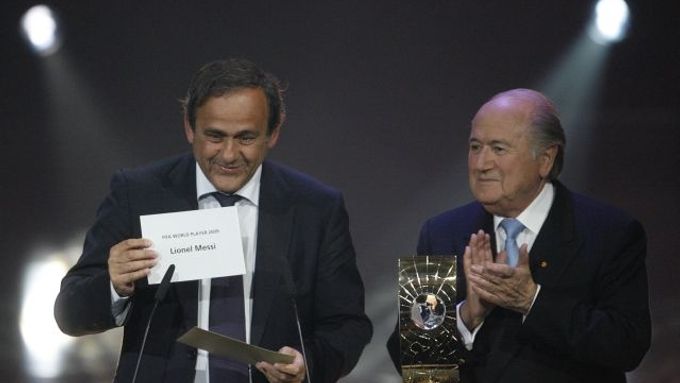 Michel Platini (vlevo) vytáhl z obálky 'svou' Francii