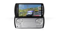 Sony Ericsson Xperia Play - duben 2011 Velmi očekávaný chytrý telefon běžící na platformě Android skloubený s ovládacím panelem přenosných herních konzolí. Ač se přístroj neujal tak jak dle očekávání měl, ukázal, že koncept telefonů a herních konzolí není mrtev a má cenu v něm pokračovat. Hry na Xperia Play jsou skvělé, jen je jich málo.