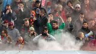 Své si už ovšem zažila i Sparta. V roce 2002 rovněž po porážce v Jablonci zaútočili ultras Letenských na autobus s fotbalisty ve chvíli, kdy najížděl na dálnici. Rozbili čelní sklo a rovněž musela zasahovat Policie.