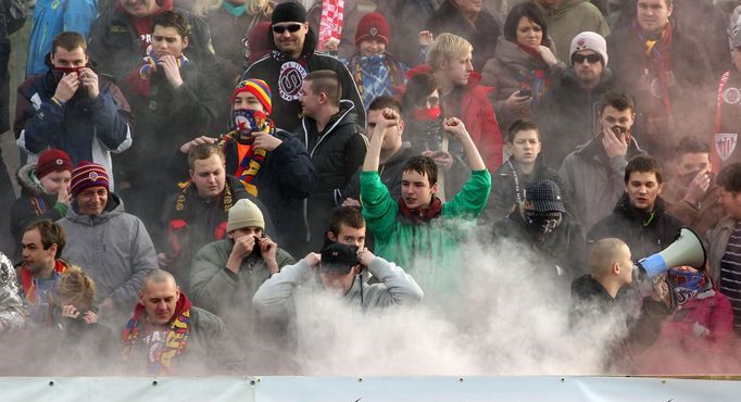 ...sparťanští ultras k němu přidali i pár dýmovnic.