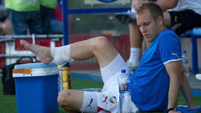 Daniel Kolář si chladí nohu v utkání s Baníkem Ostrava. Následující čtyři týdny na ní bude mít sádru.