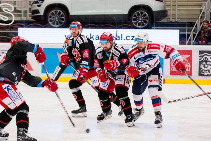 Třinec - Pardubice, 7. čtvrtfinále play-off 2018: zleva Lukáš Krajíček, Milan Doudera a Rostislav Marosz