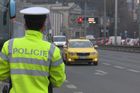 VIDEO: Vy mě chcete pokutovat? Naštvaní taxikáři projížděli Prahou