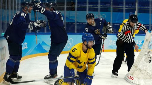 Finové se radují z branky do sítě Švédska na ZOH 2022.