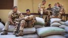 French soldiers chat and play cards in Niono January 20, 2013. France and West African leaders called on Saturday on other world powers to commit money and logistical support for African armies readying their troops to join French soldiers already battling al Qaeda-linked militants in Mali. REUTERS/Joe Penney (MALI - Tags: CIVIL UNREST POLITICS MILITARY CONFLICT) Published: Led. 20, 2013, 1:34 odp.