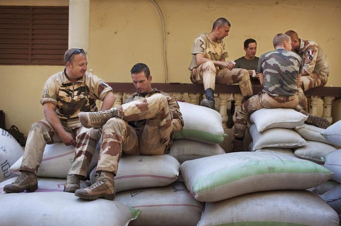 French soldiers chat and play cards in Niono January 20, 2013. France and West African leaders called on Saturday on other world powers to commit money and logistical support for African armies readying their troops to join French soldiers already battling al Qaeda-linked militants in Mali. REUTERS/Joe Penney (MALI - Tags: CIVIL UNREST POLITICS MILITARY CONFLICT) Published: Led. 20, 2013, 1:34 odp.