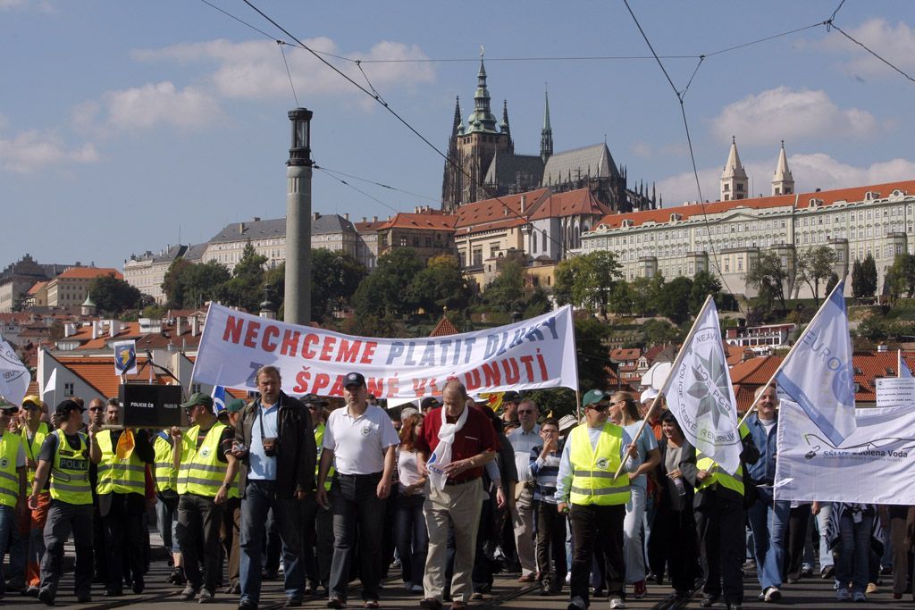 Demonstrace - policisté a zdravotníci