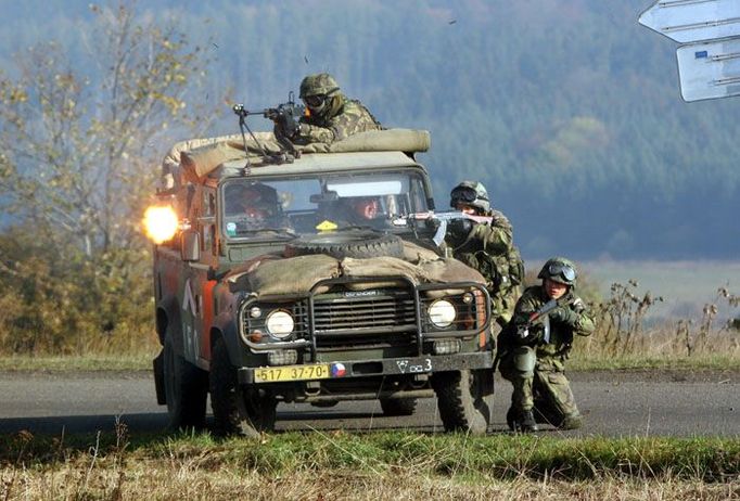 Bylo to největší vojenské cvičení od vzniku samostatné české armády. Ve vojenském výcvikovém prostoru Hradiště v Doupovských horách tábořilo přes 4400 vojáků.