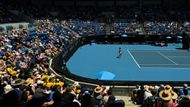 Druhý den letošního Australian Open byl ve znamení ostrého sluníčka a opravdu velkého vedra. Teploty vzduchu dosahovaly na 36 stupňů Celsia.