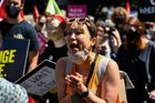 Desítky tisíc Australanek protestují proti sexuálnímu násilí, skandálu čelí i ministr