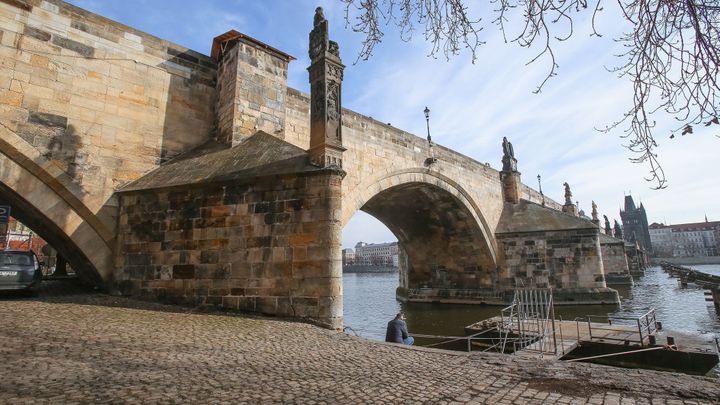 Zdrogovaný Australan skočil nahý z Karlova mostu. Naháněli ho policisté i hasiči