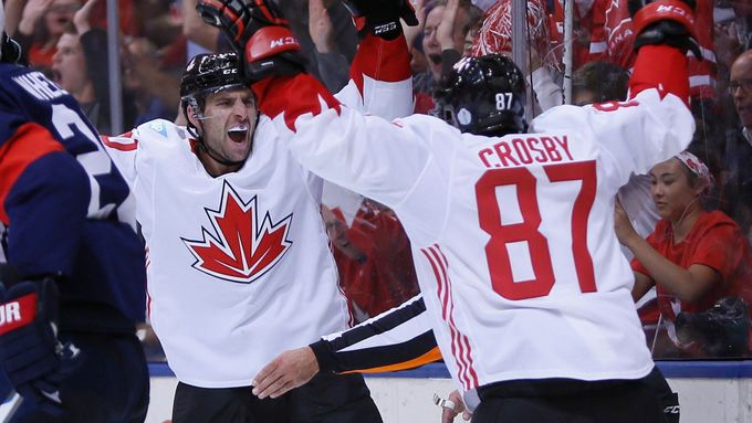 Sidney Crosby a John Tavares se radují po gólu Patricka Bergeona, po němž Kanada vedla už 4:1.