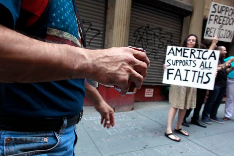 New York - mešita - demonstrace "pro" i "proti"