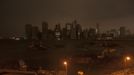 The skyline of lower Manhattan sits in darkness after a preventive power outage in New York October 29, 2012. Hurricane Sandy could be the biggest storm to hit the United States mainland when it comes ashore on Monday night, bringing strong winds and dangerous flooding to the East Coast from the mid-Atlantic states to New England, forecasters said on Sunday. REUTERS/Keith Bedford (UNITED STATES - Tags: ENVIRONMENT CITYSPACE DISASTER) Published: Říj. 30, 2012, 2:15 dop.