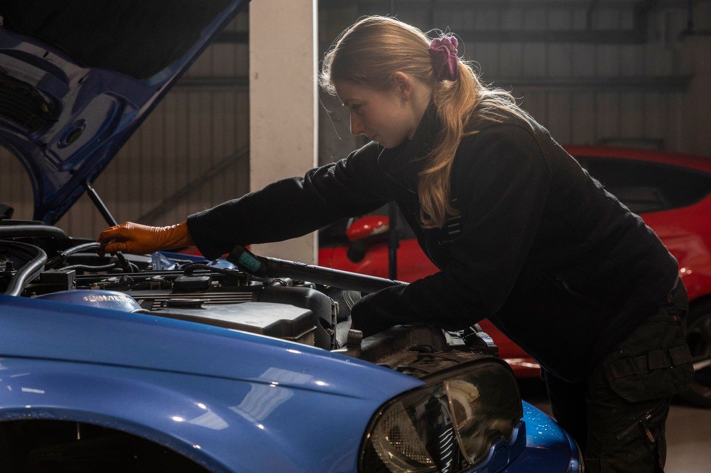 Mladá automechanička