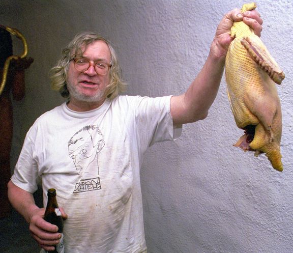 Spisovatel a básník Ivan Martin Jirous na vernisáži výstavy soch Jana Floriana v galerii Katakomby na Zelném trhu v Brně, 2001.