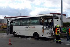 Do autobusu v Brně narazil zezadu kamion, jedna cestující zemřela, další jsou zranění