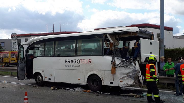 Do autobusu v Brně narazil zezadu kamion, jedna cestující zemřela, další jsou zranění