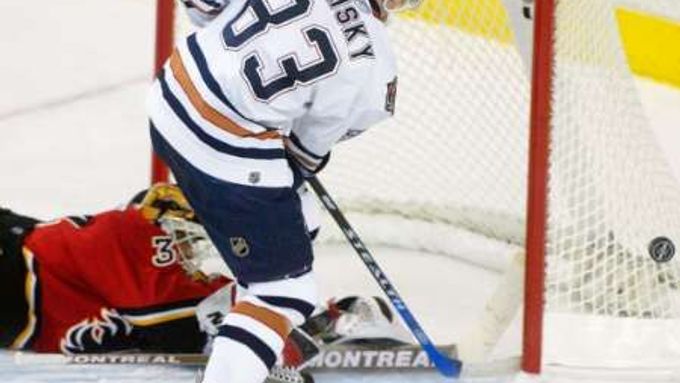 Brankář Calgary Flames Miikka Kiprusoff skvělým zákrokem vychytal Aleše Hemského z Edmontonu Oilers.