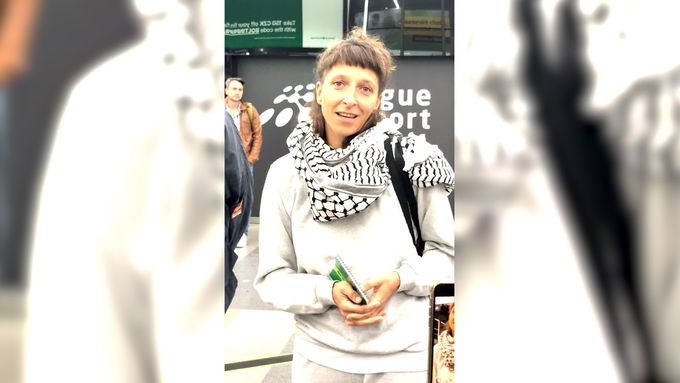"Bylo tam psychologické mučení, fyzicky jsem osobně napadnutá nebyla," říká Přikrylová po příletu