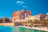 Mallorcu nedefinují jen krásné pláže, ale také památky. Tou nejznámější je Katedrála Panny Marie, nazývaná také La Seu. Nachází se v hlavním městě Palma de Mallorca a patří mezi nejstarší a největší gotické katedrály v Evropě.