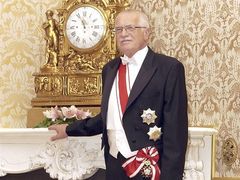 Prezident Václav Klaus v roce 2004. Pod frakem má velkostuhu Řádu Bílého lva, k němu náleží i výše umístěná hvězda. Níže je hvězda Řádu TGM.