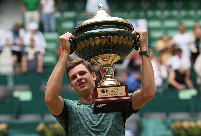 Polský tenista Hubert Hurkacz s trofejí pro vítěze Halle Open