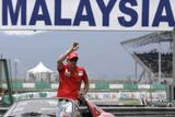 Malajsie - vítězný Kimi Räikkönen zdraví diváky na okruhu v Sepangu.