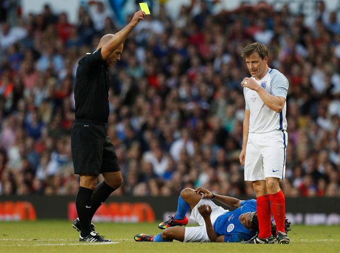 Soccer Aid 2016, Ben Shephard dostává žlutou kartu po faulu na Edgara Davidse