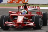Brazilec Felipe Massa s Ferrari v čele Velké ceny Bahrajnu.