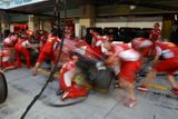 Těžko na cvičišti, lehko na bojišti. Mechanici Ferrari pilují zastávky v boxech.