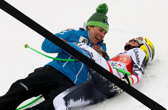 Crans Montana, sjezd: vítězná Andrea Fischbacherová (vpravo) slaví s druhou Annou Fenningerovou.