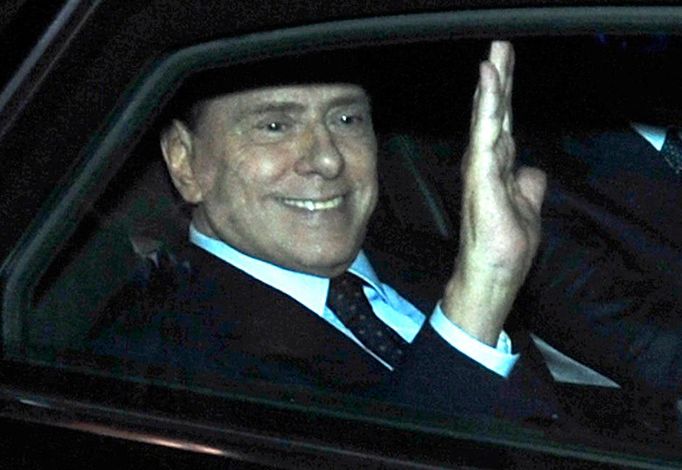 Historický snímek: Silvio Berlusconi po rezignaci opouští premiérskou rezidenci v Římě.