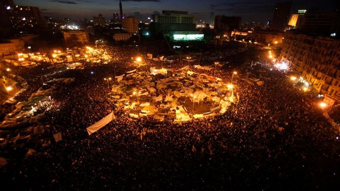Zprávy, že se Mubarak chystá rezignovat, přivedly do centra Káhiry stovky tisíc lidí