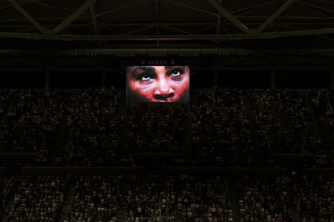 Oči Sereny Williamsové na obří obrazovce při poctě americké tenistce při jejím posledním US Open