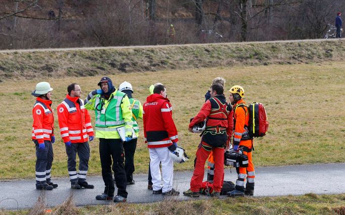 Záchranáři u Bad Aiblingu na jihu Německa, kde došlo k železničnímu neštěstí. (9. února 2016)